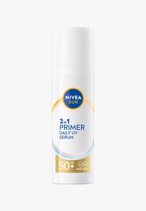 NIVEA Sun 2-in-1 Primer Daily UV Serum in einer weißen zylindrischen Flasche mit blauen, goldenen und rosa Akzenten. SPF 50+ deutlich sichtbar.