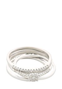 Juego de anillos de plata que incluye tres bandas, una de las cuales tiene un grupo de pequeñas piedras transparentes. Acabado suave, forma redonda y un detallado intrincado.