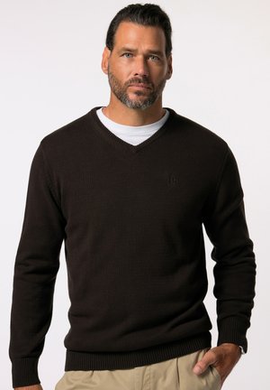 Dunkelbrauner V-Ausschnitt-Pullover aus strukturiertem Material, mit gerippten Bündchen und Saum sowie einem dezenten Logodetail auf der Brust.