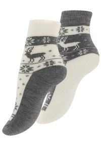 Chaussettes tricotées à la cheville en gris et crème, présentant un motif de cerf et de flocons de neige. Texture douce avec des bordures côtelées contrastées.