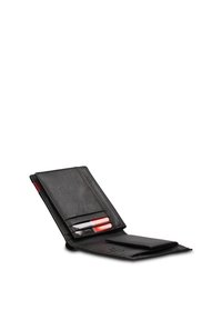 Portafoglio bifold in pelle nera aperto, che mostra tre carte negli scomparti e un piccolo porta monete su uno sfondo bianco.