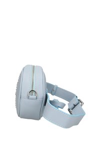 Borsa rotonda di colore azzurro chiaro realizzata in eco-pelle, con chiusura a zip, tracolla regolabile e accessori in argento. Texture liscia con accenti a contrasto.