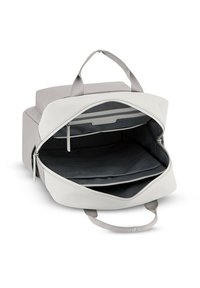 Mochila gris y blanca hecha de material suave, con doble asa superior, cierre de cremallera y dos amplios compartimentos interiores.