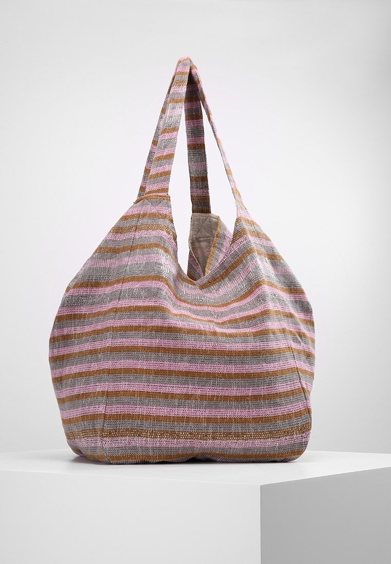 Grand sac fourre-tout en tissu avec des rayures horizontales roses, marron et grises, doté de deux anses et d'une forme souple et non structurée.