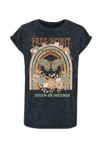 T-shirt à manches courtes gris foncé avec un design imprimé coloré représentant un papillon, des fleurs, et le texte "FREE SPIRIT" et "DREAM ON DREAMER."