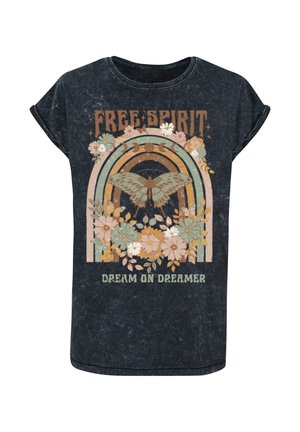 Mørkegrå kortermet T-skjorte med et fargerikt trykt design med en sommerfugl, blomster, samt teksten "FREE SPIRIT" og "DREAM ON DREAMER."