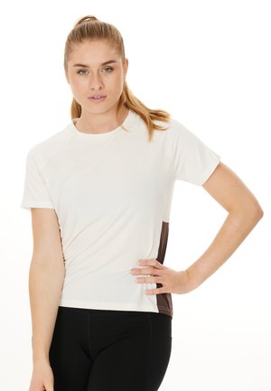 Hvid kortærmet t-shirt med et brunt sidelæg, lavet af letvægtsstof med rund halsudskæring og glat tekstur.