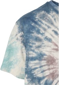 T-Shirt mit Batikmuster in Blau, Türkis und gedecktem Burgunderrot. Kurzarm, runder Halsausschnitt und weiches Baumwollmaterial mit strukturierter Oberfläche.