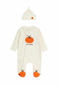 Cremefarbener Babystrampler und passender Hut mit kleinen orangen Sprenkeln und lachenden Kürbisdesigns auf der Brust, den Füßen und dem Hut.
