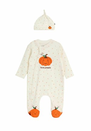 Cremefarbener Babystrampler und passender Hut mit kleinen orangen Sprenkeln und lachenden Kürbisdesigns auf der Brust, den Füßen und dem Hut.