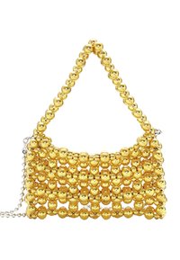 Arany gyöngyökkel díszített kézitáska, háromszögletű fogantyúval, amely rendezett formájú és fényes, textúrált felületű. Ezen kívül egy ezüst láncstrap is tartozik hozzá.