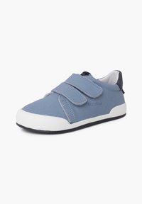 Sneaker azzurro chiaro con due fasce in Velcro, superiore sintetico testurizzato, suola in gomma bianca e accentuazione del tallone in blu scuro contrastante.