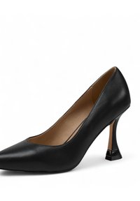Chaussure à talon haut en cuir noir avec un bout pointu, un décolleté bas et un accent de talon carré unique. Texture lisse.