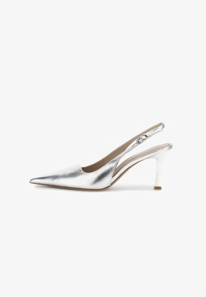 Zilverkleurige metalen slingback pump met spits toelopende neus, een slanke hak van gemiddelde hoogte en een verstelbare gesp.