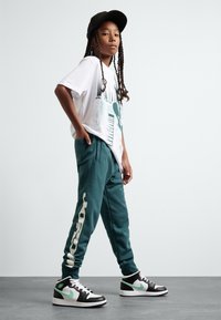 Jordan FLIGHT PANT - Tracksuit bottoms - oxidized green