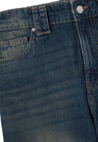 Jeans in denim blu scuro con finitura slavata, dotati di bottone frontale, cerniera e cinque tasche, inclusa una tasca posteriore con cuciture.