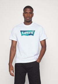 Levi's® RELAXED FIT - T-shirt estampada - earth white