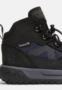 Zwart hikingboot met een leren en mesh bovenwerk met textuur. Bevat een TPU-overlay, een stevig vetersysteem en een robuuste rubberen outsole.