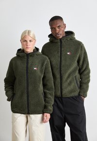 Tommy Jeans BADGE ZIP UNISEX - Hoodie - fatigue green