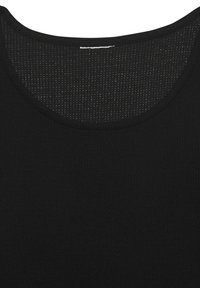 Schwarzer gerippter Stoff mit einer weichen Textur und einem breiten, abgerundeten Ausschnitt. Der Stoff weist ein feines, netzartiges Muster entlang des Kragens auf.