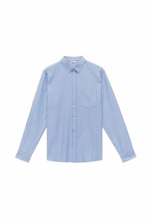 Lichtblauw overhemd met lange mouwen, witte verticale strepen, button-down kraag, borstzakje aan de linkerkant en knoopsluitingen.