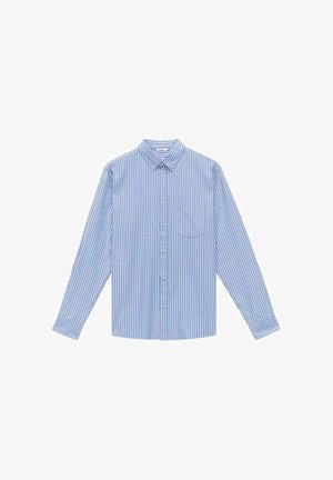 Lichtblauw overhemd met lange mouwen, witte verticale strepen, button-down kraag, borstzakje aan de linkerkant en knoopsluitingen.