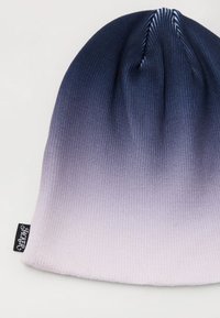 Gorro de lana tejido con un esquema de color degradado, que va del azul marino oscuro a la lavanda clara. Presenta una textura acanalada y una pequeña etiqueta de marca.