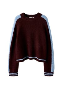 Mörk vinröd tröja med ljusblå ränder längs ärmar, nederkant och cuffs, med rund halsringning och en mjuk, texturerad stickning.