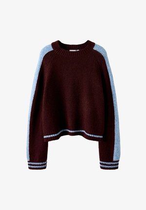 Pull bordeaux foncé avec des rayures bleu clair le long des manches, de l'ourlet et des poignets, présentant un col rond et un tricot doux et texturé.