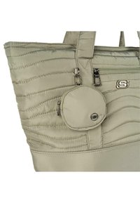 Bolso tote acolchado en verde oliva claro, con textura acolchada, asas dobles en la parte superior y un estuche circular extraíble con cremallera.