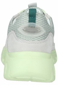 Scarpa sportiva grigia chiara con tomaia in mesh, dettagli riflettenti e suola verde traslucida; presenta una linguetta sul tallone.