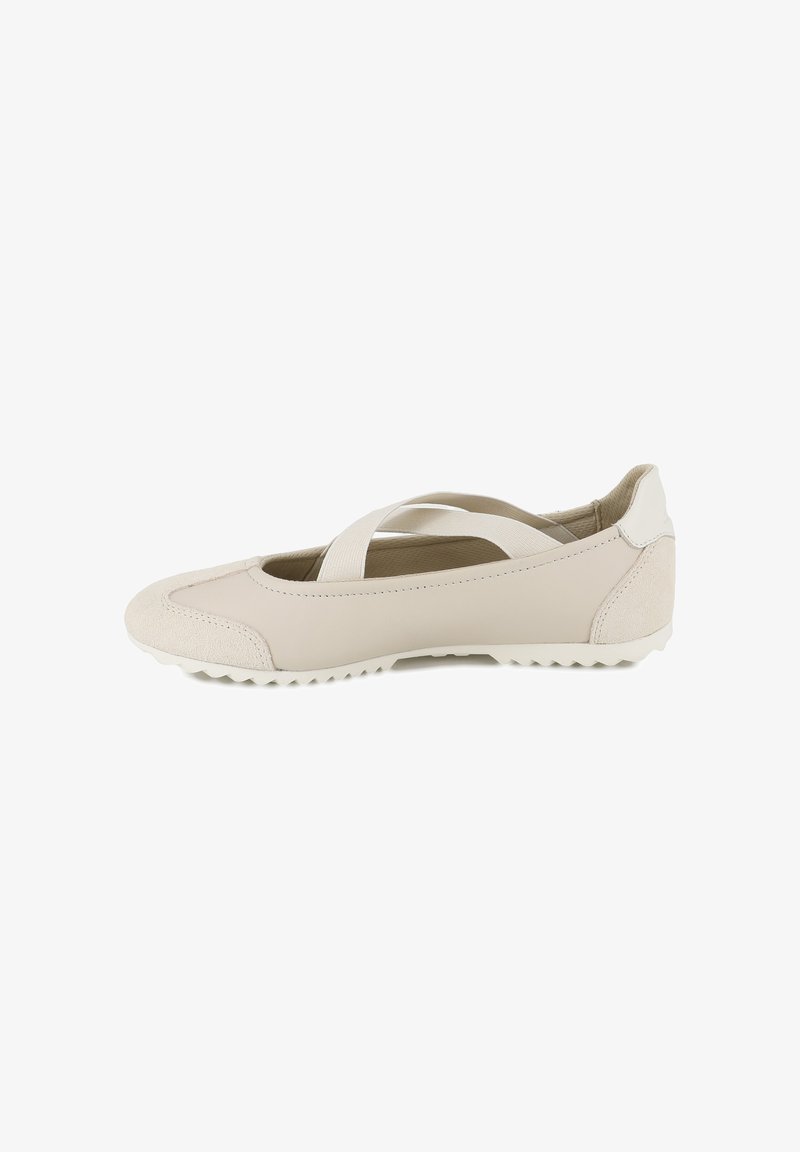 Ballerines beiges avec brides croisées élastiques, tige synthétique lisse, détails en daim texturé, et semelle en caoutchouc flexible antidérapante.