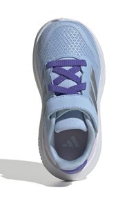 Baskets de sport bleu clair avec tige en mesh, lacets violets et sangle Velcro. Présente des accents argentés et une semelle texturée.