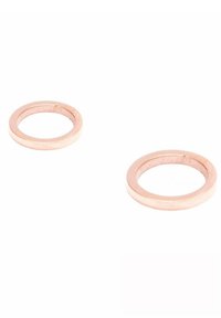 Anneaux en métal rose gold, texture lisse, forme circulaire, finition polie, avec une largeur uniforme et de légers espaces sur les bords intérieurs.