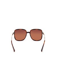 Gafas de sol de carey con lentes graduales marrón, montura cuadrada, acentos de metal dorado en las bisagras y brazos delgados.