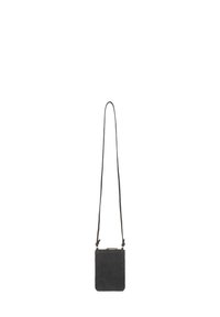 Bolso bandolera de piel negra con una textura suave, forma rectangular, correa ajustable y cierre de cremallera en la parte superior.