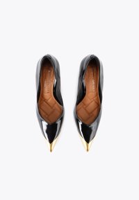 Czarne lakierowane szpilki z migdałowym noskiem i złotymi metalowymi akcentami. Teksturowana beżowa wkładka o pikowanym wzorze. Elegancki design.