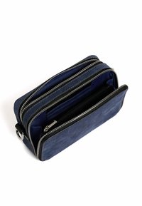Portafoglio blu navy con più scomparti con cerniera, realizzato in materiale morbido, con accessori in argento e una fodera interna liscia.