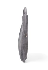 Borsa tote in suede grigia con profilo sottile, dotata di due manici e un accento in metallo. Design pulito senza motivi o hardware visibili.