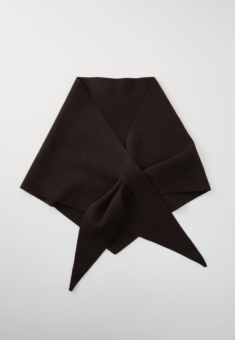 Une écharpe marron foncé est soigneusement pliée avec des extrémités pointues, reposant sur un fond blanc. Le tissu semble doux et texturé.