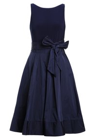 Mörkblå klänning i slätt tyg, med en figursydd överdel, vid kjol med veck och en knytning i midjan.