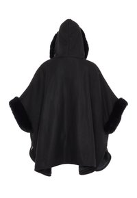 Poncho nero con strato esterno testurizzato, cappuccio e bordo in pelliccia nera soffice sulle maniche. Interno foderato per un comfort aggiuntivo.