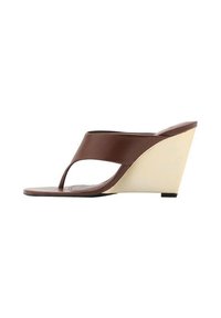 Sandale maro cu toc wedge, cu o curea lată și netedă în față, design cu vârf deschis și un toc wedge de culoare crem contrastant.