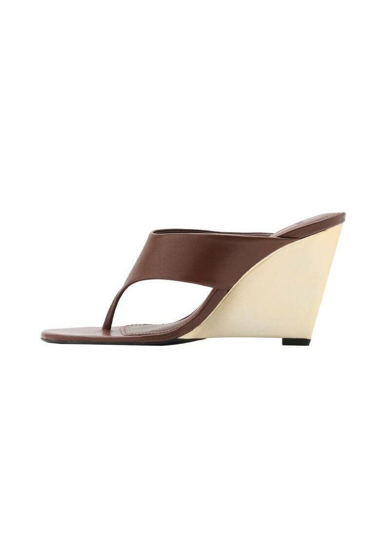 Sandale maro cu toc wedge, cu o curea lată și netedă în față, design cu vârf deschis și un toc wedge de culoare crem contrastant.