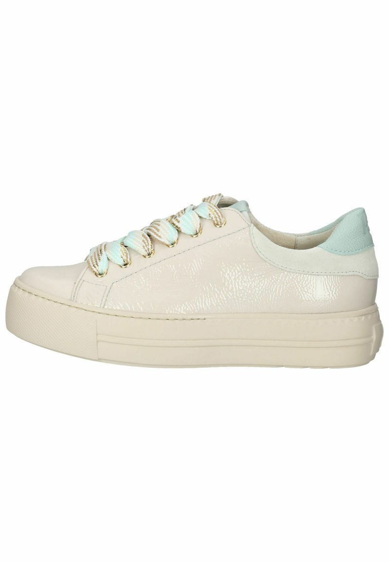 Sneaker in pelle beige con finitura testurizzata, dettagli verde menta e lacci metallici. Presenta una spessa suola in gomma color crema.