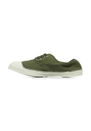 Sneaker in tela verde con punta e suola in gomma bianca. Presenta un design con lacci e cuciture in contrasto lungo i bordi.