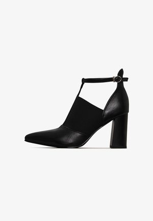 Schwarzer High-Heel-Schuh mit spitzer Zehenpartie, Lederoberteil, elastischem Seitenpanel und Knöchelriemen mit Schnalle. Glatte Textur und Blockabsatz.