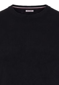 Pull noir col rond avec une texture fine côtelée et un petit détail rayé blanc, rose et noir à l'intérieur du col.