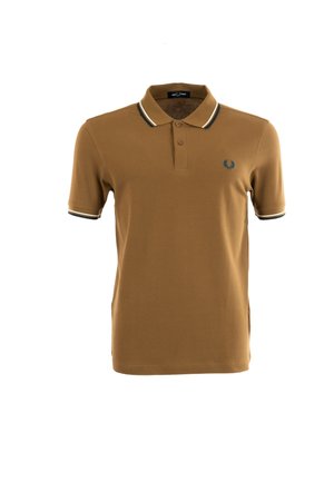 Polo shirt marrone in cotone, con un'apertura a due bottoni, maniche corte e rifiniture bianche e blu navy a contrasto sul colletto e sulle maniche.
