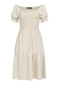 Robe midi couleur crème avec corsage smocké, manches courtes bouffantes, encolure carrée et jupe froncée.